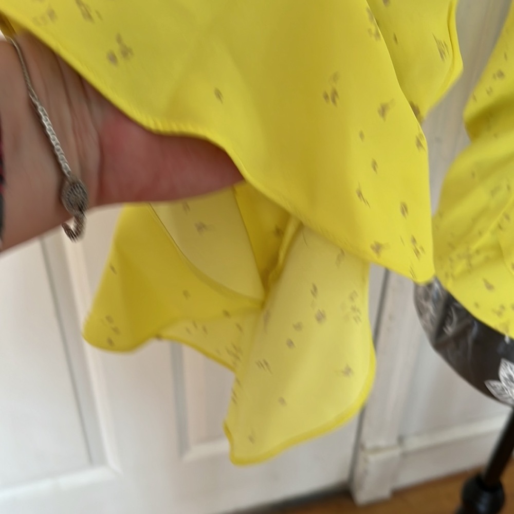 Vince Camuto size XXS yellow print v-neck silky blouse 3/4 bell sleeve - Picture 6 of 15